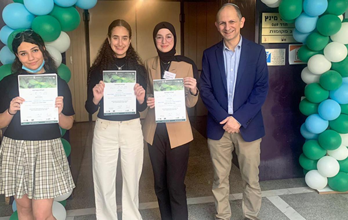 פרופ' סיריל כהן ביחד עם שלושת הזוכות באולימפיאדה ה-25 לביולוגיה רובא נטור, רותם סבן ונעם פוגל