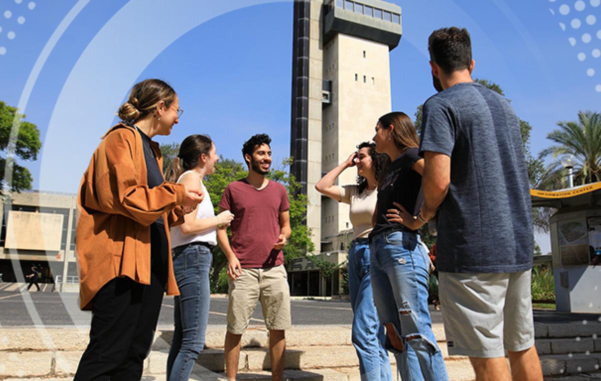 סטודנטים עומדים ליד המגדל